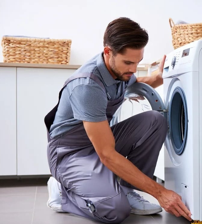 устанавливает под шкаф