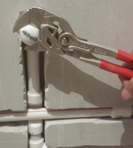 Сантехник ремонтирет кран